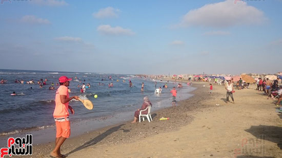الصائمون يهربون من حرارة الشمس لمياه البحر المتوسط بمصيف بلطيم  (1)