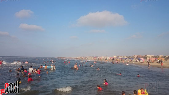الصائمون يهربون من حرارة الشمس لمياه البحر المتوسط بمصيف بلطيم  (3)