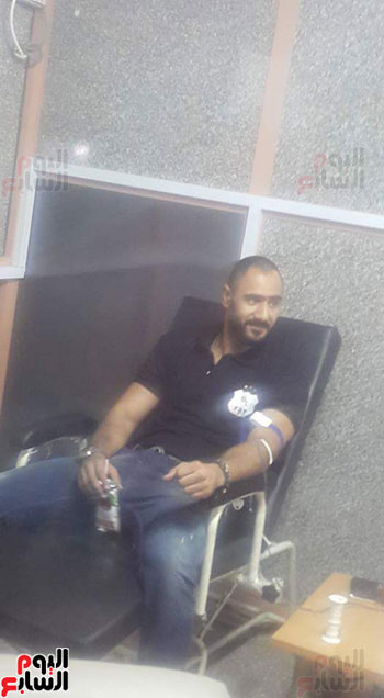 محمد شوقى نجم الأهلى السابق يزور مركز الأورام بالمنصورة ويتبرع بالدم (3)