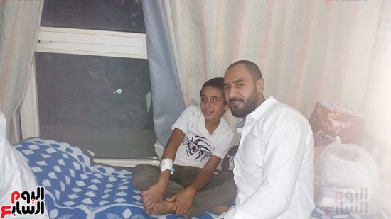 محمد شوقى نجم الأهلى السابق يزور مركز الأورام بالمنصورة ويتبرع بالدم (5)