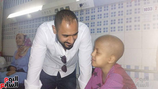 محمد شوقى نجم الأهلى السابق يزور مركز الأورام بالمنصورة ويتبرع بالدم (6)