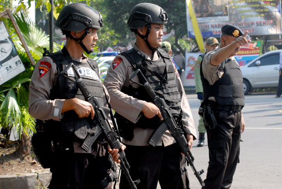 انتحارى يفجر نفسه بمركز للشرطة فى إندونيسيا (2)