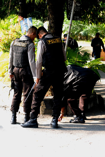 انتحارى يفجر نفسه بمركز للشرطة فى إندونيسيا (3)