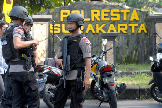 انتحارى يفجر نفسه بمركز للشرطة فى إندونيسيا (4)