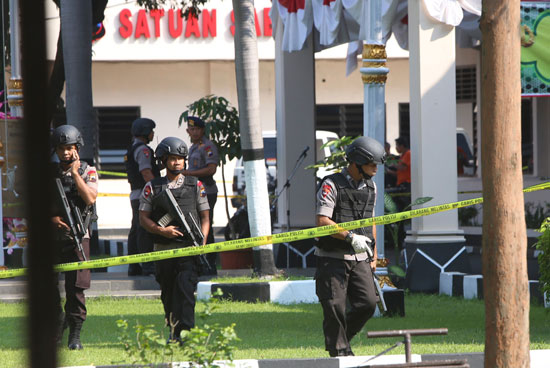 انتحارى يفجر نفسه بمركز للشرطة فى إندونيسيا (6)