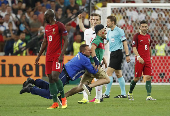 المشجع يقتحم مباراة البرتغال وبولندا بربع نهائى يورو 2016