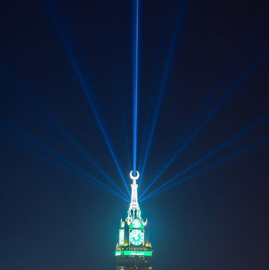 برج الساعة يطلق الضوء احتفالا بعيد الفطر  (1)
