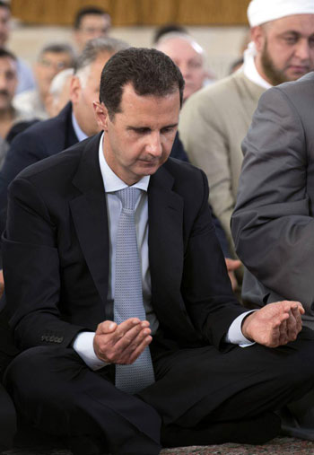بشار الأسد يتحدى الحرب السورية.. ويؤدى صلاة العيد بـحمص (1)