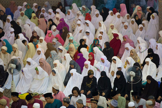 مسلمو العالم يحتفلون بعيد الفطر المبارك (20)