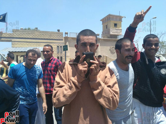 خروج 103 سجناء بالعفو من سجن طرة وسط ترديد هتافات تحيا مصر (1)