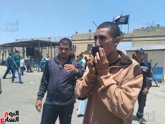 خروج 103 سجناء بالعفو من سجن طرة وسط ترديد هتافات تحيا مصر (5)