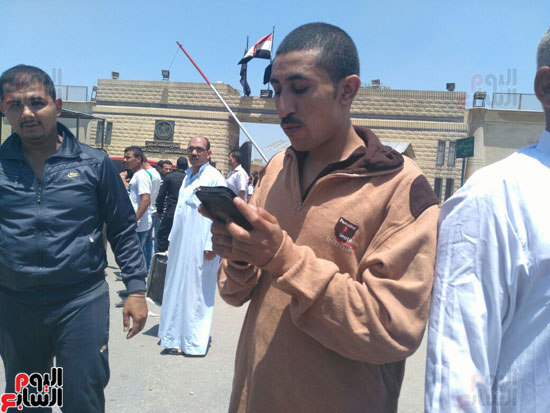 خروج 103 سجناء بالعفو من سجن طرة وسط ترديد هتافات تحيا مصر (6)