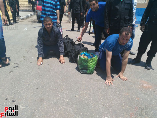خروج 103 سجناء بالعفو من سجن طرة وسط ترديد هتافات تحيا مصر (7)
