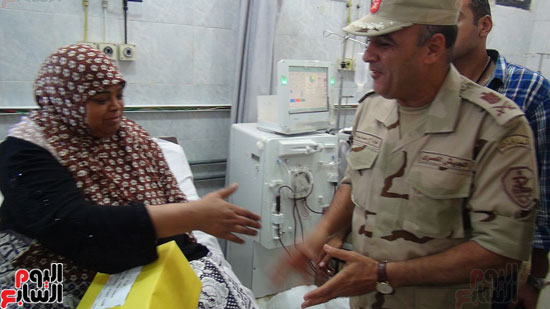 اللواء محمد عبداللاه يقدم هدية لمريضة فشل كلوي (1)
