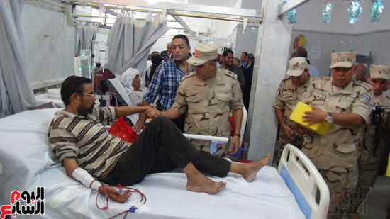 اللواء محمد عبداللاه يقدم هدية لمريضة فشل كلوي (2)