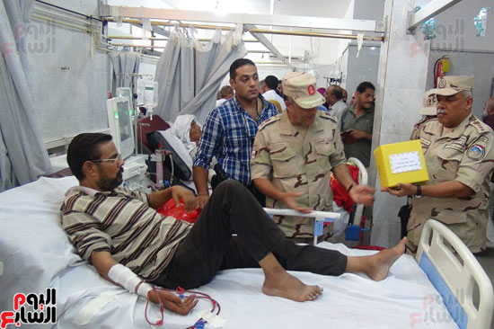 اللواء محمد عبداللاه يقدم هدية لمريضة فشل كلوي (3)