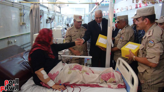 اللواء محمد عبداللاه يقدم هدية لمريضة فشل كلوي (4)