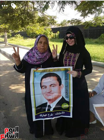أنصار مبارك أمام مستشفى المعادى العسكرى (3)