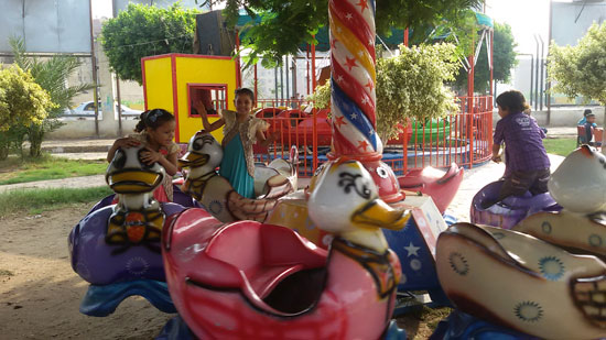 الأطفال يلعبون داخل حديقة عابدين (2)