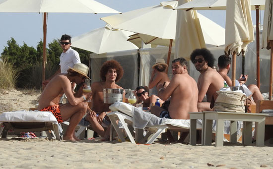 فيلاينى-يدخن-السيجار-على-شواطئ-إسبانيا---(3)