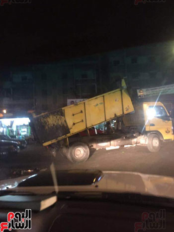 حى المنتزه يضبط سيارة شركة قمامة تلقى بحمولتها فى ميدان بالإسكندرية (2)