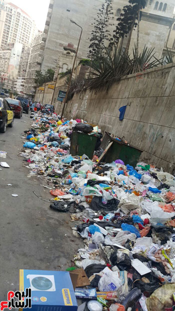 تتراكم القمامة بشوارع الإسكندرية (2)