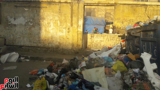 تتراكم القمامة بشوارع الإسكندرية (3)