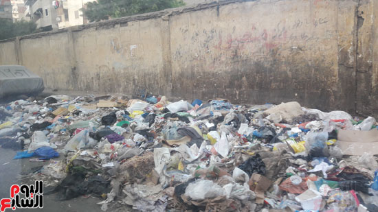 تتراكم القمامة بشوارع الإسكندرية (4)