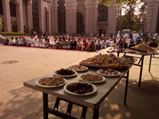 المئات-يصلون-صلاة-العيد-بمسجد-السفارة-السودانية-ونيو-جيه-فى-بكين-(9)