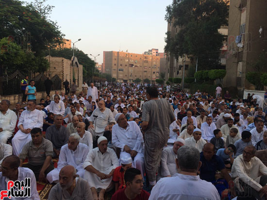المواطنون يبدأون التوافد لأداء صلاة العيد (2)