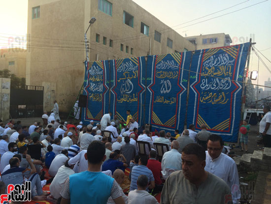 المواطنون يبدأون التوافد لأداء صلاة العيد (4)