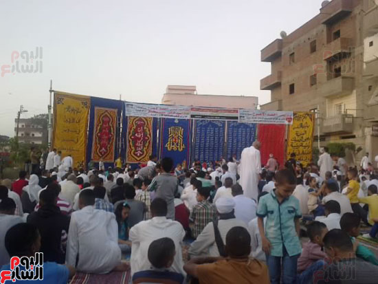 المئات يستعدون لأداء صلاة العيد فى أبو المطامير (1)