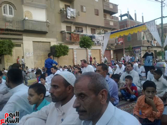 المئات يستعدون لأداء صلاة العيد فى أبو المطامير (2)