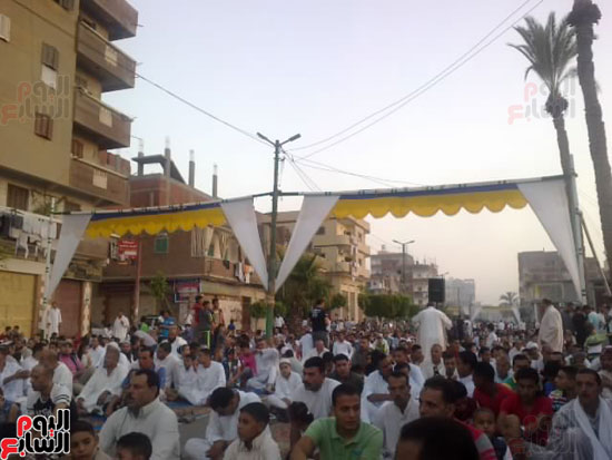 المئات يستعدون لأداء صلاة العيد فى أبو المطامير (3)