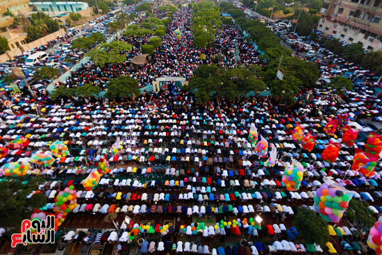 المئات يصلون العيد بمسجد أبو بكر الصديق بمساكن شيراتون وأجواء احتفالية عقب الصلاة (2)