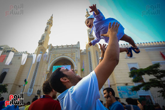 المئات يصلون العيد بمسجد أبو بكر الصديق بمساكن شيراتون وأجواء احتفالية عقب الصلاة (15)