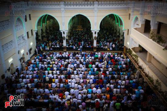 المئات يصلون العيد بمسجد أبو بكر الصديق بمساكن شيراتون وأجواء احتفالية عقب الصلاة (22)