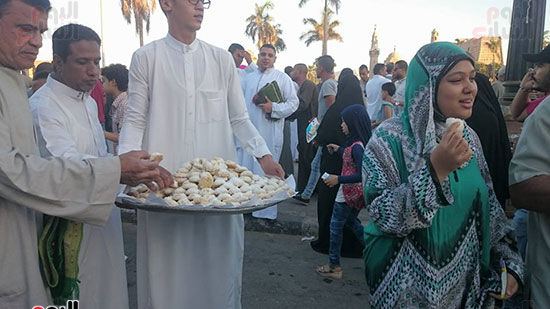 محافظة الاقصر،توزيع كحك العيد، احتفالات عيد الفطر المبارك، ساحة سيدي ابو الحجاج الاقصري (1)