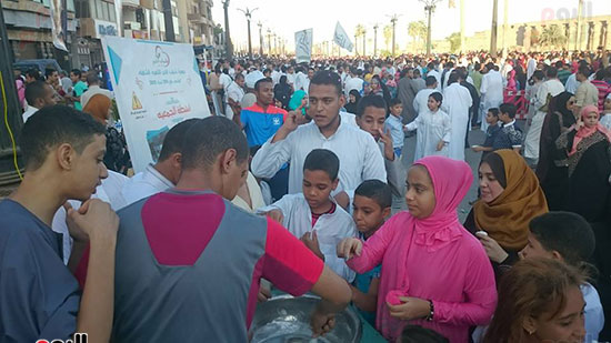 محافظة الاقصر،توزيع كحك العيد، احتفالات عيد الفطر المبارك، ساحة سيدي ابو الحجاج الاقصري (3)