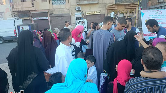 محافظة الاقصر،توزيع كحك العيد، احتفالات عيد الفطر المبارك، ساحة سيدي ابو الحجاج الاقصري (6)