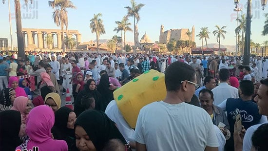 محافظة الاقصر،توزيع كحك العيد، احتفالات عيد الفطر المبارك، ساحة سيدي ابو الحجاج الاقصري (7)