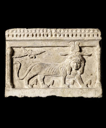 قطعة-حجرية-بها-نقش-للإله-توتو
