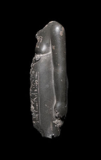 قطعة-مكسور-من-تمثال-مصرى-لكاهن