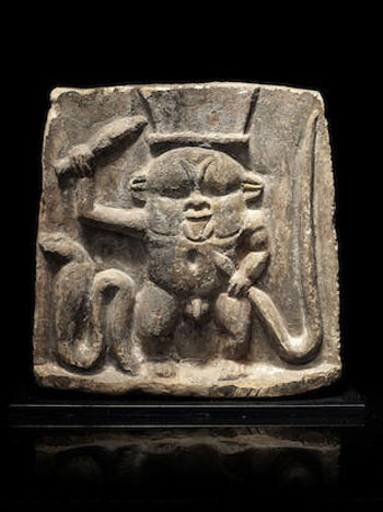 لوحة-حجرية-عليها-نقش-للإله-بس