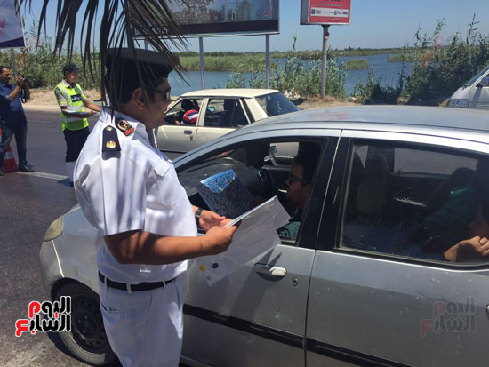  المرور توزع إرشادات المرور على أصحاب السيارات بالإسكندرية (1)
