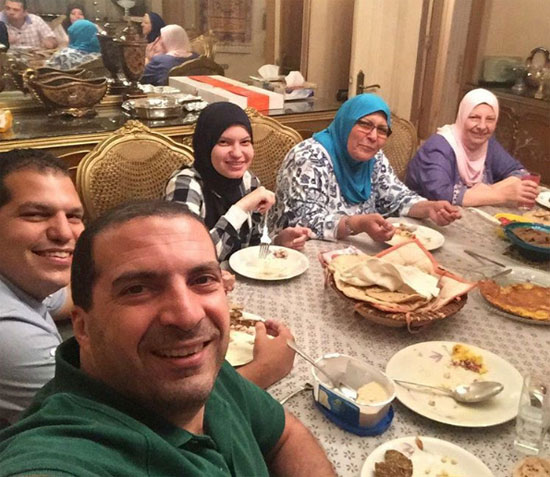 عمرو خالد ينشر صورته مع أفراد عائلته فى العيد  (2)