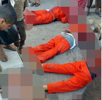 وضعت داعش رؤوس ضحايا عند أقدام الجثث بينما يتفقدها الأطفال (1)