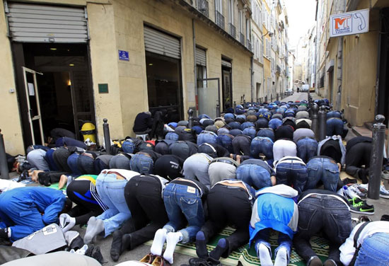 احتفال مسلمو أوروبا بعيد الفطر (4)
