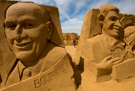 مادونا وجيمس بوند وباتمان الوجوه الأبرز فى النحت على الرمال بفرنسا (1)