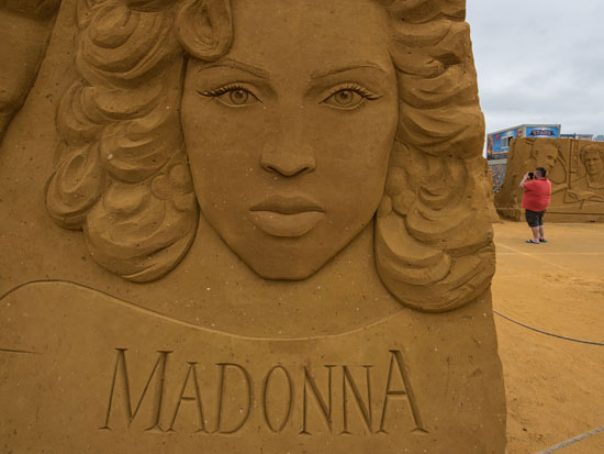 مادونا وجيمس بوند وباتمان الوجوه الأبرز فى النحت على الرمال بفرنسا (2)